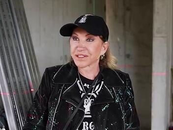 Auf der Baustelle kommt Carmen pl&ouml;tzlich ins Schw&auml;rmen: Der Anblick der arbeitenden Handwerker hat es ihr angetan.