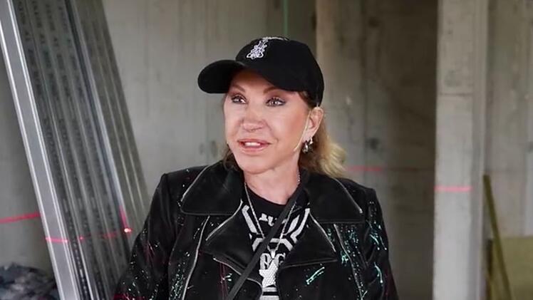 Auf der Baustelle kommt Carmen pl&ouml;tzlich ins Schw&auml;rmen: Der Anblick der arbeitenden Handwerker hat es ihr angetan.