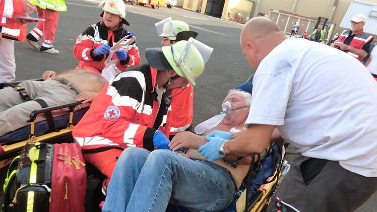 160 Retter von Feuerwehren und Rotem Kreuz trainierten bei der Takata- Petri Plastech GmbH den Ernstfall.  Foto: privat