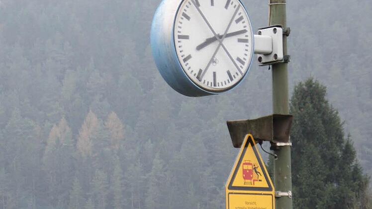 Seit dem Pfingstmontag stehen die Uhren am Bahnhof von Gundelsdorf still. (Foto: Friedwald Schedel)