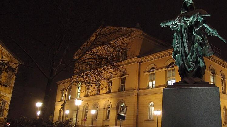 Impressionen aus dem verschneiten Coburg: Josias-DenkmalFoto: Jochen Berger