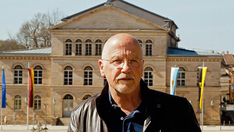 Gastregisseur Volker Vogel vor dem Coburger LandestheaterFoto: Jochen Berger