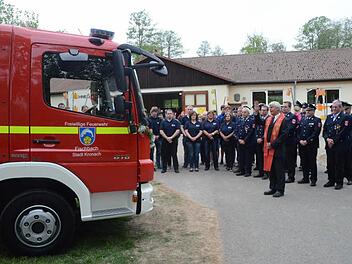 Pfarrer i.R. Reinhard Kube segnete das neue TSF-W der Fischbacher Feuerwehr. Foto: Hofmann