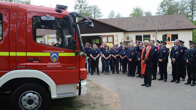 Pfarrer i.R. Reinhard Kube segnete das neue TSF-W der Fischbacher Feuerwehr. Foto: Hofmann