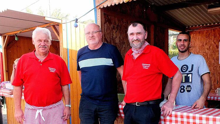 Sie sind die Macher des Limbacher Flößerfestes. Von links: Ideengeber Werner Geisel, Namensgeber Hans Bühl und Festleiter Alois Böhnlein. Mit im Bild Gzoan Gndor, ein aus Syrien stammender Asylbewerber, der sich mit in die Helfertruppe einfügte. Fotos: Alfons Beuerlein