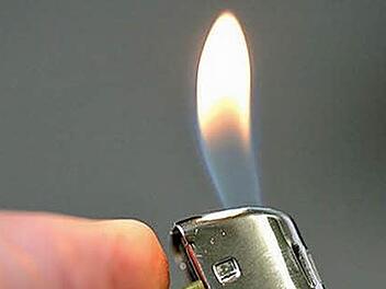 Feuer am Penis - eine gefährliche Sache. Wegen der Misshandlung eines 24-Jährigen mussten sich gestern zwei Bewohner einer Behinderteneinrichtung vor Gericht verantworten. Foto: Symbolbild/dpa