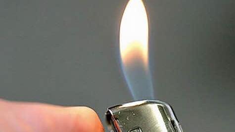 Feuer am Penis - eine gefährliche Sache. Wegen der Misshandlung eines 24-Jährigen mussten sich gestern zwei Bewohner einer Behinderteneinrichtung vor Gericht verantworten. Foto: Symbolbild/dpa
