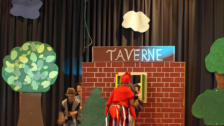 Gemeinsam vertreiben die vier Stadtmusikanten die Räuber aus der Taverne.  Foto: Susanne Deuerling