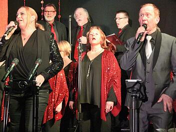 Kaybee und John Cashmore (vorne links und rechts) boten zusammen mit dem Chor "Praising People" und Band eine tolle Leistung.Helmut Will