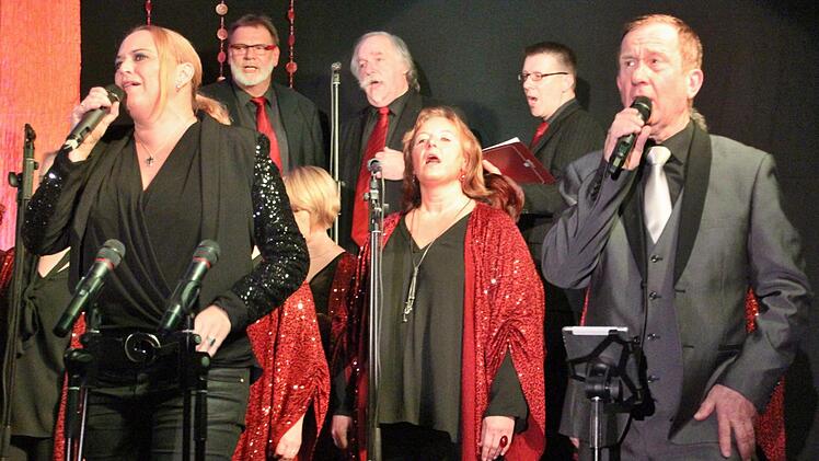 Kaybee und John Cashmore (vorne links und rechts) boten zusammen mit dem Chor "Praising People" und Band eine tolle Leistung.Helmut Will