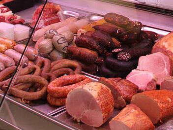 Die unterfränkische Firma Firma Franken-Gut Fleischwaren  mit Sitz in Rottendorf (Lkr. Würzburg) hat bei Edeka, Marktkauf und Kupsch Zwiebelmettwurst wegen Ehec-Bakterien zurückgerufen. Kai Remmers/dpa