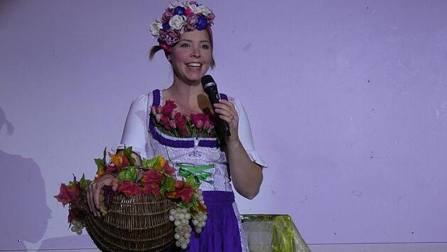 Im feschen Dirndl f&uuml;hrte Julia Melchior charmant und lustig durch das Programm.  Fotos: Christian Licha