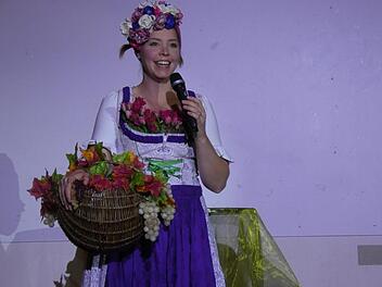 Im feschen Dirndl führte Julia Melchior charmant und lustig durch das Programm.  Fotos: Christian Licha