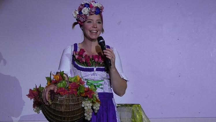 Im feschen Dirndl führte Julia Melchior charmant und lustig durch das Programm.  Fotos: Christian Licha
