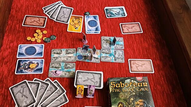 Spiele-Test Saboteur-The Dark Cave: kartenbasiertes Tunnel-Legespiel mit Fantasy-Setting