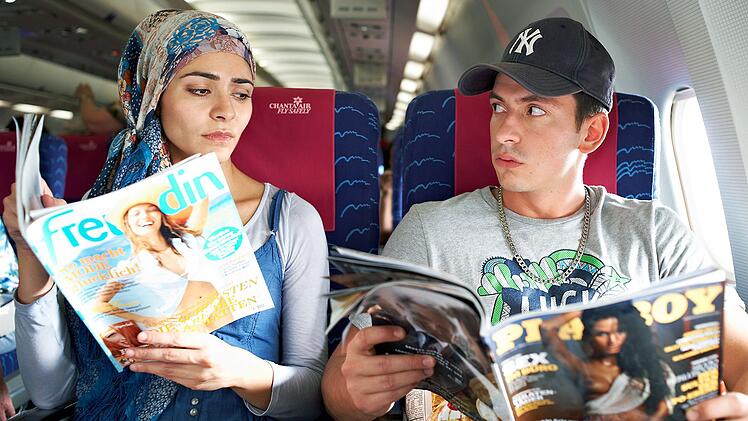 K&ouml;nnten unterschiedlicher wohl kaum sein: M&ouml;chtegern-Macho Costa (Arnel Taci) und Yagmur (Pegah Ferydoni) werden im Flieger nebeneinander platziert.