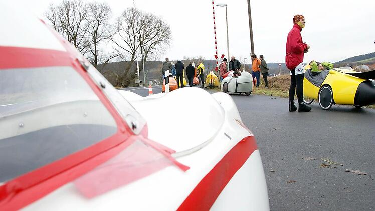Die Fahrer treffen sich am Bahnübergang in Elfershausen.