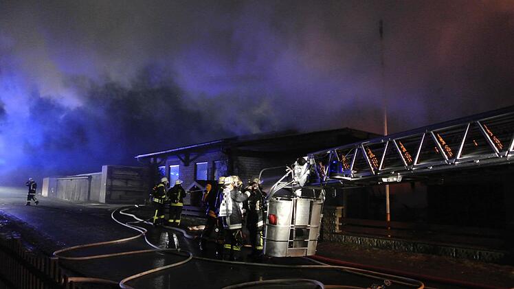 Die vier Atemschutzgeräteträger-Paare im Einsatz mussten jeweils regelmäßig ausgetauscht werden, um die Belastung in Grenzen zu halten.