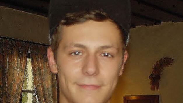 Jona Knopp (18 ): "Ich spiele mit, weil meine ganze Familie mitmacht, schließlich ist mein Vater Chorleiter. Eigentlich wollte ich ursprünglich mal Posaune spielen. Damals war ich zu klein, deshalb spiele ich jetzt die Trompete. Die Musik macht Spaß. Natürlich wollen junge Leute auch moderne Stücke spielen."