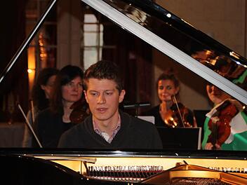 Alexander Krichel ist einer der fünf Solo-Künstler von Sony Classical, die das Bayerische Kammerorchester Bad Brückenau am Mittwochabend in der Berliner Philharmonie begleitet. Foto: Ulrike Müller