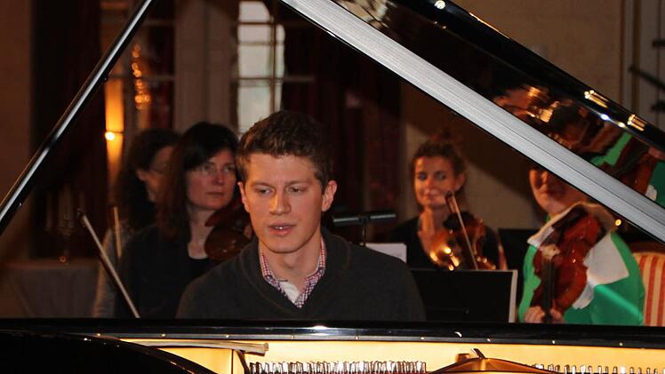 Alexander Krichel ist einer der fünf Solo-Künstler von Sony Classical, die das Bayerische Kammerorchester Bad Brückenau am Mittwochabend in der Berliner Philharmonie begleitet. Foto: Ulrike Müller