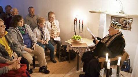 Oswald Tränkenschuh spielt bei den Historischen Stadtführungen in Königsberg den Regiomontanus. Damit beschäftigte sich auch sein Lesevortrag bei der ersten Künsberger Lesenacht. Foto: Gerold Snater