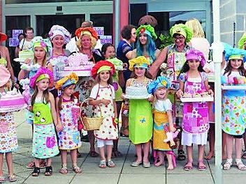 Margarethe B&ouml;mmel und die Models der Kindermodenschau Foto: Seniorenzentrum