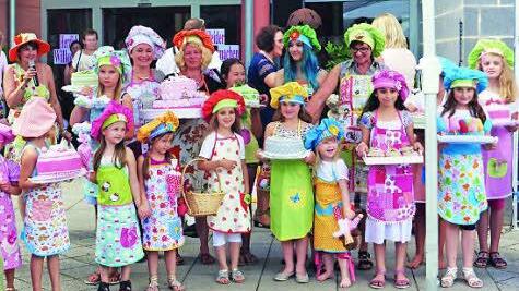 Margarethe B&ouml;mmel und die Models der Kindermodenschau Foto: Seniorenzentrum