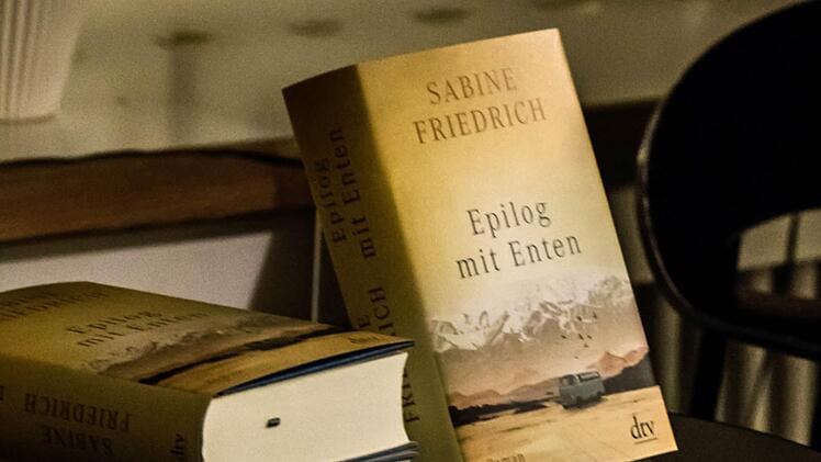 Heimspiel für Sabine Friedrich: In Coburg stellte die Autorin ihren neuen Roman "Epilog mit Enten" bei einer Lesung vor. Foto: Jochen Berger