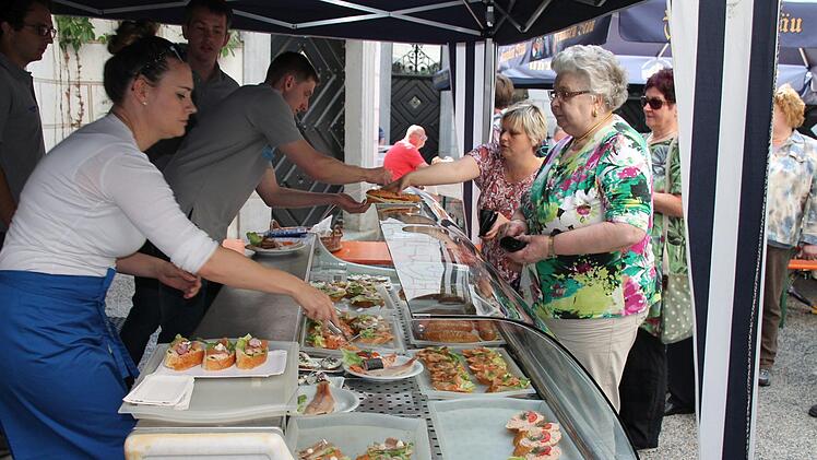 Frühjahrsmarkt und Fischerfest lockten viele Besucher nach Mitwitz. Foto: Herbert Fischer