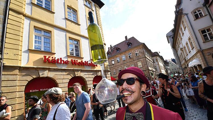 PikaPau aus Brasilien balancierte Weinglas und -flasche heil bis zum Maxplatz. Foto: Ronald Rinklef