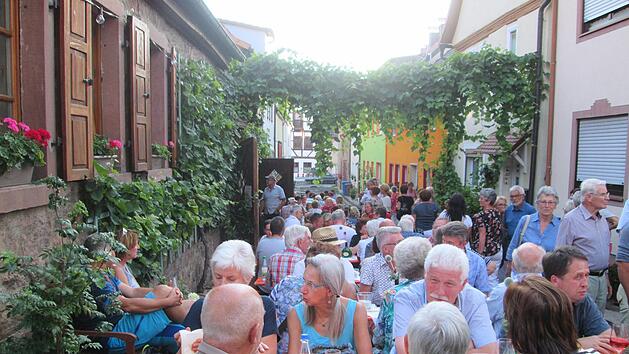 Das passende Ambiente zum kulinarischen Genuss bot beim Hammelburger H&ouml;flesfest unter anderem auch das Weingut Thomas M&uuml;ller in der Winzergasse. Die Sitzgelegenheiten dehnen sich hier rund um den Betrieb immer weiter aus. Winfried Ehling