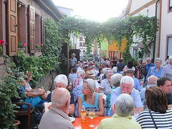 Das passende Ambiente zum kulinarischen Genuss bot beim Hammelburger Höflesfest unter anderem auch das Weingut Thomas Müller in der Winzergasse. Die Sitzgelegenheiten dehnen sich hier rund um den Betrieb immer weiter aus. Winfried Ehling