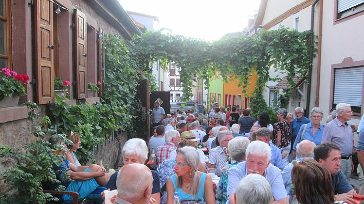 Das passende Ambiente zum kulinarischen Genuss bot beim Hammelburger Höflesfest unter anderem auch das Weingut Thomas Müller in der Winzergasse. Die Sitzgelegenheiten dehnen sich hier rund um den Betrieb immer weiter aus. Winfried Ehling