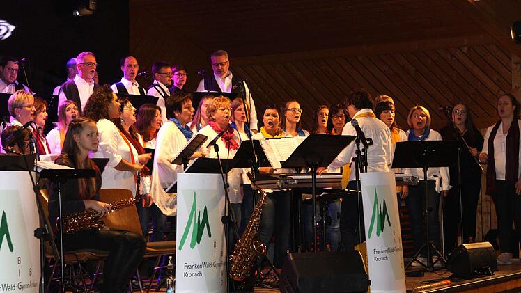 Der Gospelchor Kronach war zum zweiten Mal in Neufang zu Gast und hatte wieder die FGW Big-Band mitgebracht. Foto: Michael Wunder