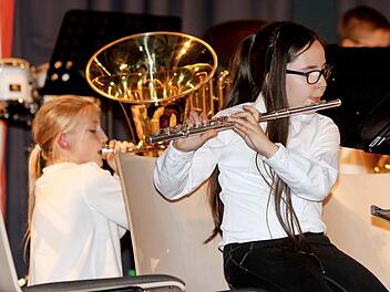 Isabell mit ihrer Tuba (links) und Giuliana mit der Querflöte
