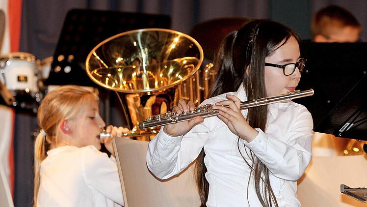 Isabell mit ihrer Tuba (links) und Giuliana mit der Querflöte