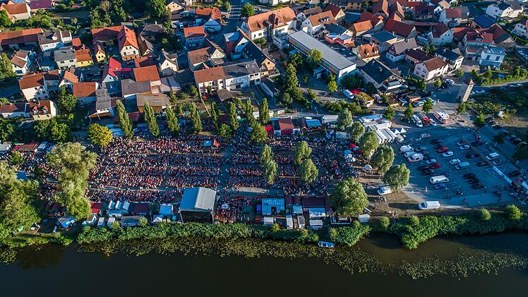 Auch in diesem Jahr erwartet das Altmain Weinfest zigtausende Besucher*innen.