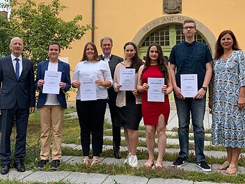 Landkreis Kronach: Mittelschule mit herausragenden Leistungen abgeschlossen - Sch&uuml;ler wurden geehrt