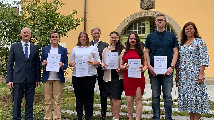 Landkreis Kronach: Mittelschule mit herausragenden Leistungen abgeschlossen - Sch&uuml;ler wurden geehrt