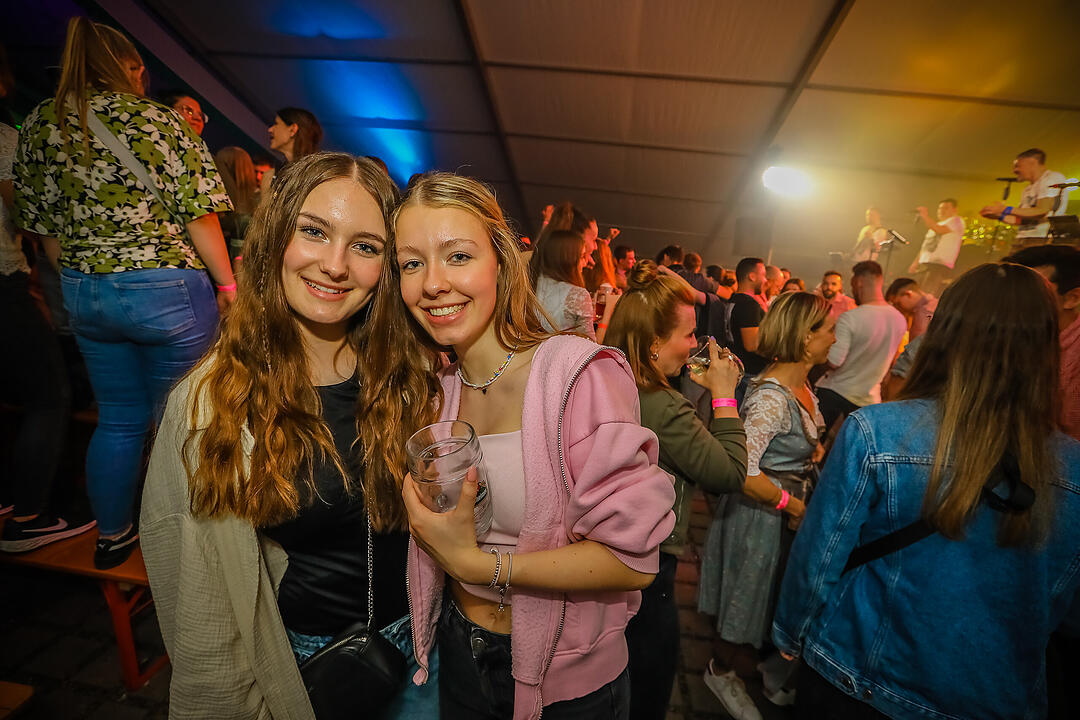 Samstagsparty im Festzelt!