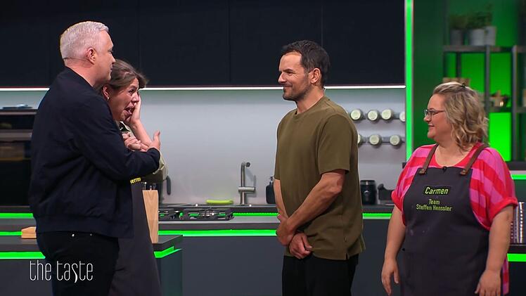 Die Tränen stehen Sandra schon im Gesicht. Doch dann "rettet" sie Steffen Henssler. Er holt die Rauswurf-Kandidatin in sein Team.