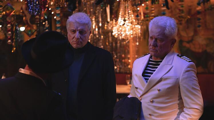 Franz Leitmayr (Udo Wachtveitl, links) und Ivo Batic (Miroslav Nemec) befragen Zeugen in einer Kneipe, in der ein Toter Minuten vor dem Ende seines Lebens noch Fasching feierte.
