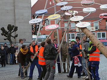 Hau Ruck: Mit vereinten Kräften stellte die Faschingstruppe den Eltmanner Narrenbaum auf.  Fotos: gg