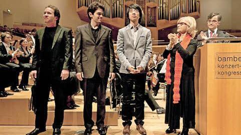Die Gewinner Danzmayr, Shani und Chuang mit der Schirmherrin und Symphoniker-Intendant Wolfgang Fink
