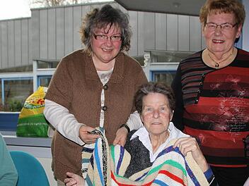 Christine Müller (Mitte) strickte Decke um Decke für die Rollstuhlfahrer in der Arbeiterwohlfahrt. Christina Schneider (links) nimmt die Geschenke gerne von Gertrud Stamm entgegen. Foto: Ulrike Müller