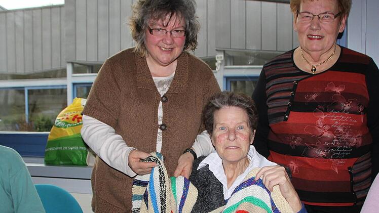 Christine Müller (Mitte) strickte Decke um Decke für die Rollstuhlfahrer in der Arbeiterwohlfahrt. Christina Schneider (links) nimmt die Geschenke gerne von Gertrud Stamm entgegen. Foto: Ulrike Müller