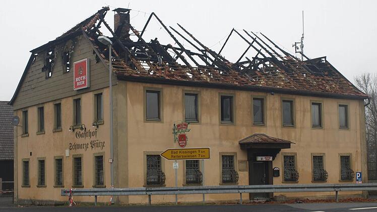 Größter Einsatz für die Wehr war der Brand des Gasthauses Schwarze Pfütze. Trotz aller Bemühungen konnten die Atemschutzträger eine vermisste Person nicht mehr retten. Das geschichtsträchtige Gebäude wurde stark beschädigt. Fotos: Stefan Geiger