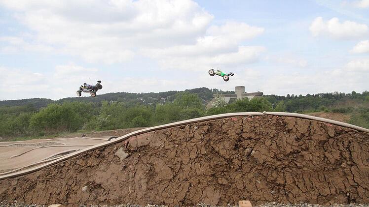 Auf dem neu gestalteten Plassenburgring hinter der Kläranlagen lernen die RC-Cars fliegen - der MCT (Mini Cross Team) Kulmbach hat in Tausenden von Stunden tolle Sprünge ins ursprünglich flache Gelände eingebaut. Foto: Sonja Adam