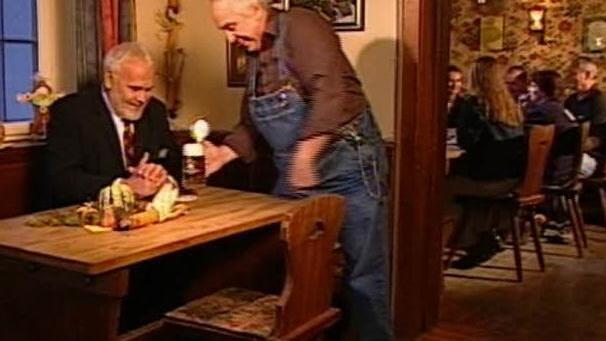 Gunther Emmerlich dreht 2002 im "Adler" einen Beitrag für seine Sendung "Zauberhafte Heimat" aus Kulmbach. Gastwirt Bernd Meile serviert ihm ein Bier ...